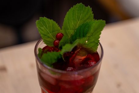 Cocktail mit roten Beeren und Minze